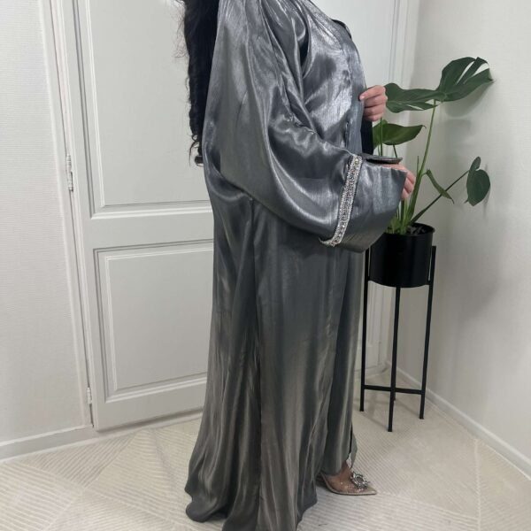 Photo prise de profil de l'abaya Doha en deux pièces et de couleur grise de chez Golden Boutique