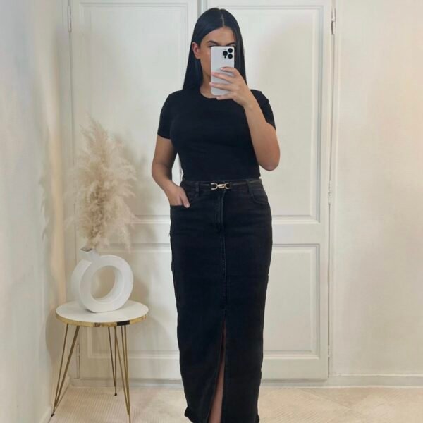 Photo d'une jupe en jeans noire de chez Golden Boutique