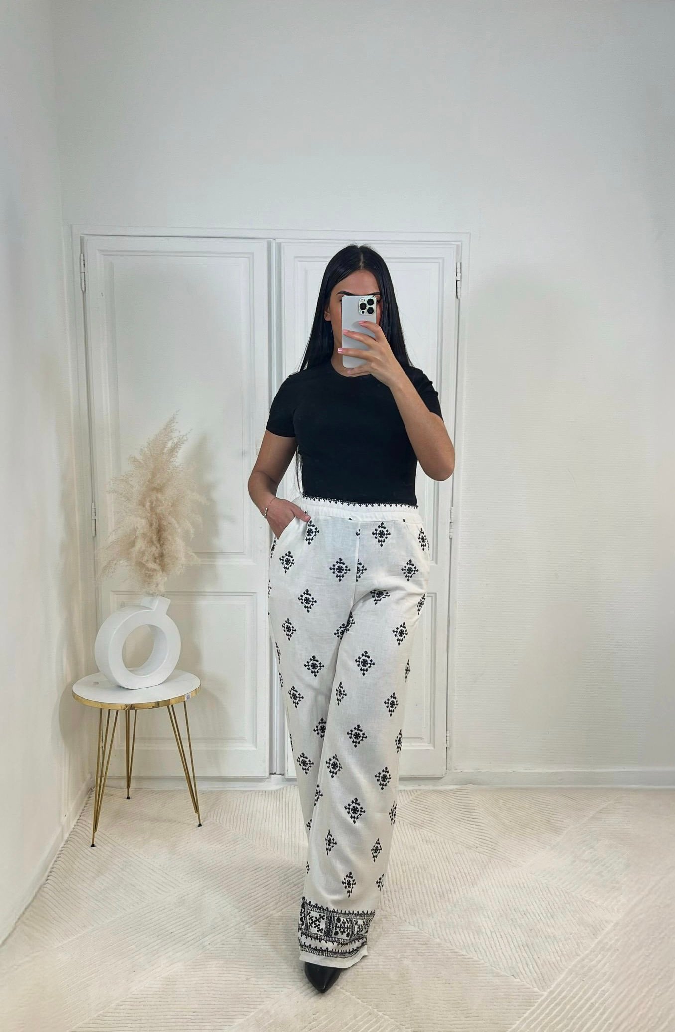 Photo d'un pantalon imprimé daphné de couleur blanche de chez Golden Boutique