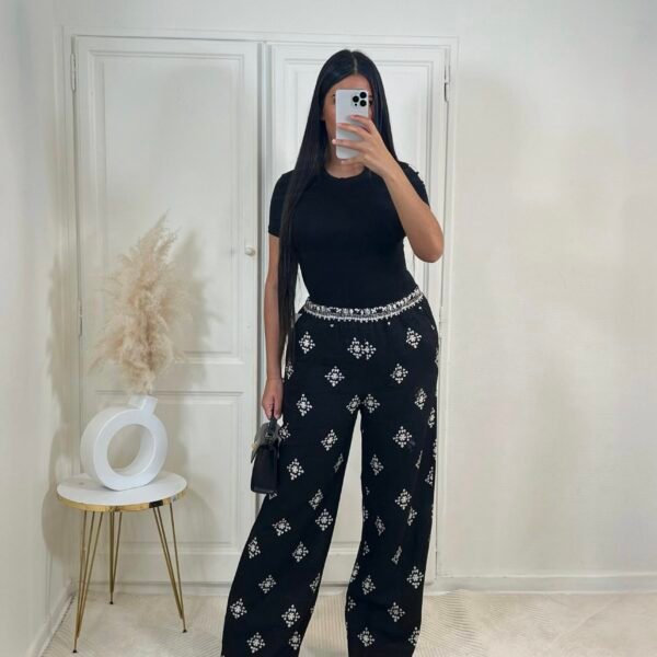 Photo d'un pantalon imprimé daphné de couleur blanche de chez Golden Boutique