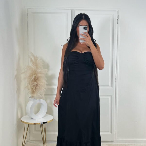Photo d'une robe Assya de couleur noire de chez Golden Boutique