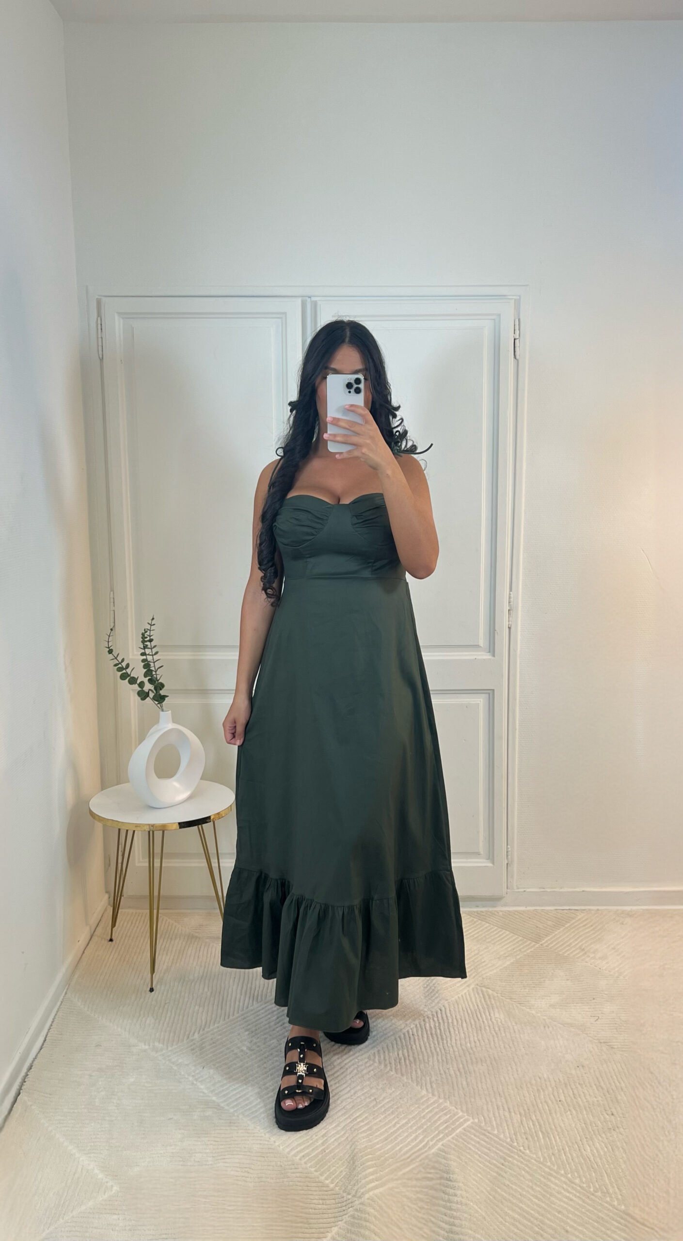 Photo d'une robe Assya de couleur kaki de chez Golden Boutique