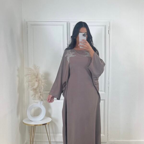 Photo de l'abaya Alisma de couleur coffee disponible chez Golden Boutique